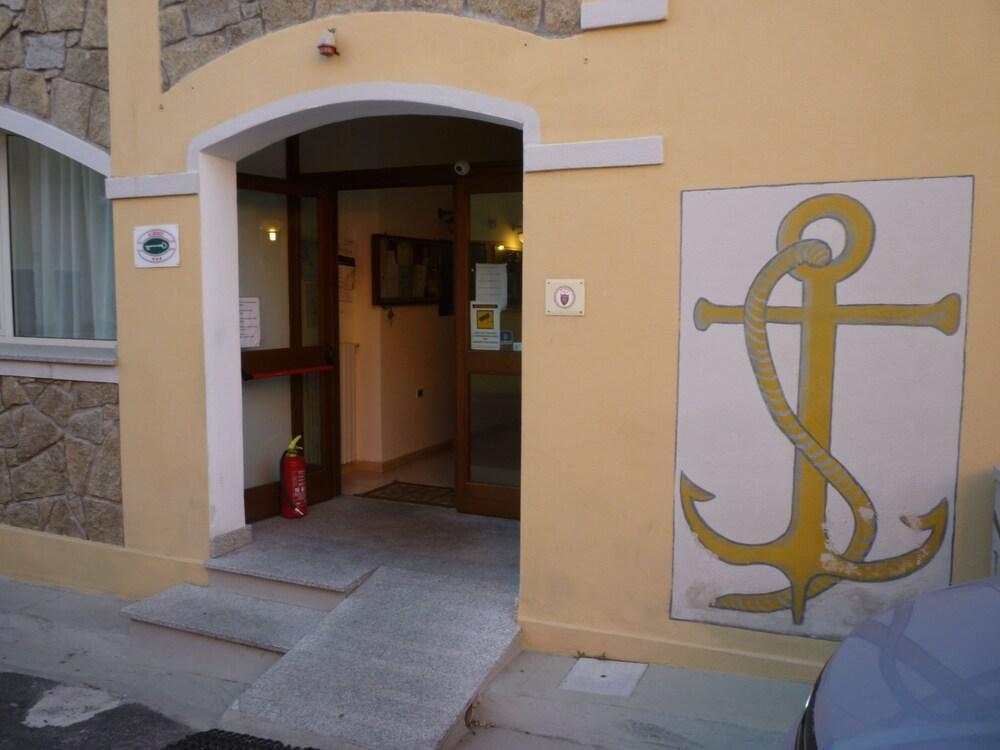 Hotel L'Ancora Santa Teresa Gallura Exterior photo